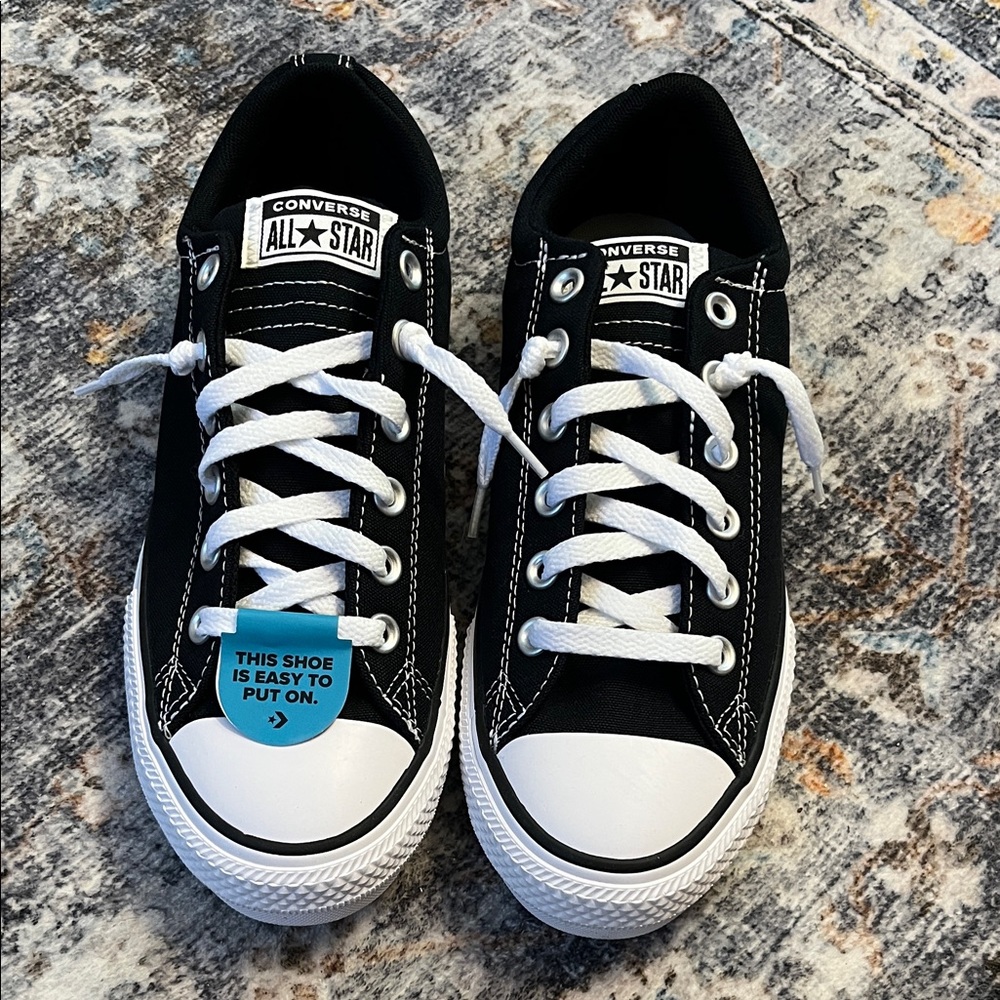 Converse all star chuck Taylors. Size 6